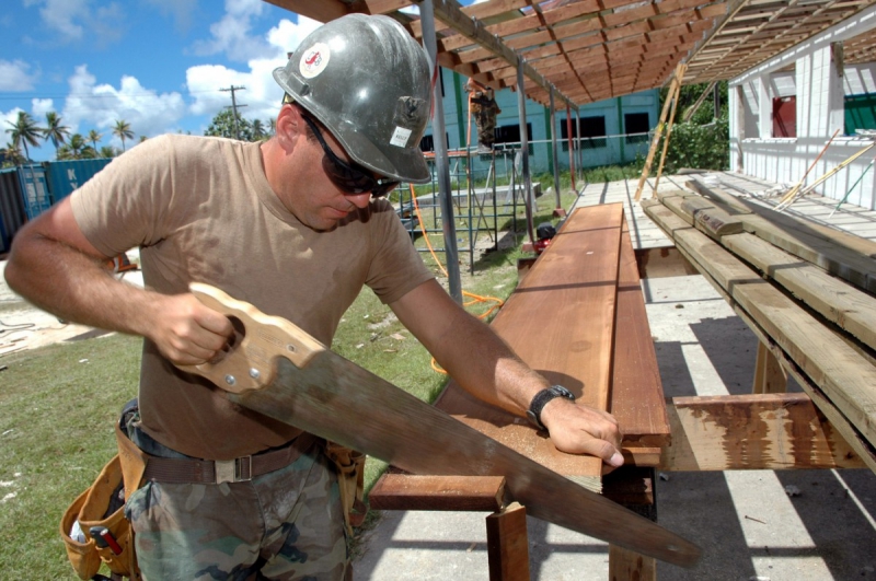 ebeniste-VALLAURIS-min_worker_construction_building_carpenter_male_job_build_helmet-893290